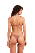 Laden Sie das Bild in den Galerie-Viewer, Model Back: Rio De Sol Set Set Shimmer-Copper Tri-Fixo California