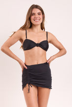 Laden Sie das Bild in den Galerie-Viewer, Model Front: Rio De Sol Strandrock Black Mini Skirt Ruched