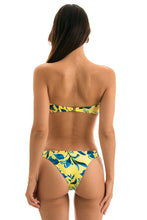 Laden Sie das Bild in den Galerie-Viewer, Model Back: Rio De Sol Unterteil Bottom Lemon Flower Bandeau
