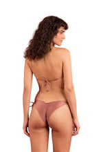 Laden Sie das Bild in den Galerie-Viewer, Model Back: Rio De Sol Unterteil Bottom Shimmer-Copper Frufru