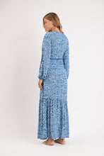 Laden Sie das Bild in den Galerie-Viewer, Model Back: Rio De Sol Strandkleid Chuva Long Dress Verona