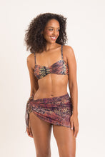 Laden Sie das Bild in den Galerie-Viewer, Model Front: Rio De Sol Strandrock Cobra Mini-Sarong