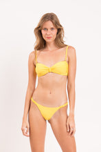 Laden Sie das Bild in den Galerie-Viewer, Model Front: Rio De Sol Set Set Amarelo Bandeau-Crispy Cheeky-Crispy