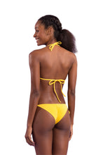Laden Sie das Bild in den Galerie-Viewer, Model Back: Rio De Sol Set Set Malibu-Yellow Tri-Inv Cheeky-Tie