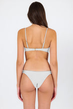 Laden Sie das Bild in den Galerie-Viewer, Model Back: Rio De Sol Oberteil Top Shimmer-White Bandeau-Knot