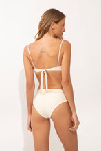 Laden Sie das Bild in den Galerie-Viewer, Model Back: Rio De Sol Unterteil Bottom Malibu-Natural Amy

