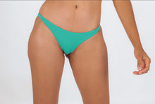 Laden Sie das Bild in den Galerie-Viewer, Model Front: Rio De Sol Unterteil Bottom Opal Leblon-Fio
