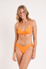 Laden Sie das Bild in den Galerie-Viewer, Model Front: Rio De Sol Unterteil Bottom Bio-Laranjada Lola
