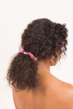Laden Sie das Bild in den Galerie-Viewer, Model Front: Rio De Sol Haar-Accessoires Amore-Pink Scrunchie
