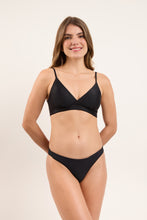 Laden Sie das Bild in den Galerie-Viewer, Model Front: Rio De Sol Oberteil Top Touch-Black Paola
