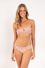 Laden Sie das Bild in den Galerie-Viewer, Model Front: Rio De Sol Oberteil Top Ditsy-Sky Mavi
