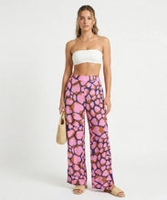 Laden Sie das Bild in den Galerie-Viewer, Model Front: Rio De Sol Strandhosen Amore-Pink Wide Pants
