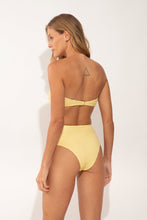 Laden Sie das Bild in den Galerie-Viewer, Model Back: Rio De Sol Unterteil Bottom Drift-Butterglow Hotpants

