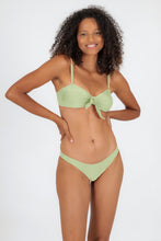 Laden Sie das Bild in den Galerie-Viewer, Model Front: Rio De Sol Unterteil Bottom Oliva Essential
