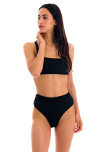 Laden Sie das Bild in den Galerie-Viewer, Model Front: Rio De Sol Unterteil Bottom St-Tpz-Black Hotpant-High
