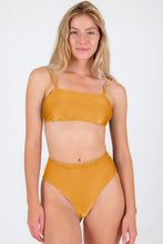 Laden Sie das Bild in den Galerie-Viewer, Gallery: Rio De Sol Set Set Damasco Bandeau-Reto Hotpants

