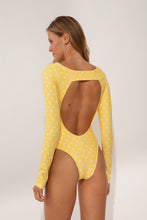 Laden Sie das Bild in den Galerie-Viewer, Model Back: Wednesday In Hawaii By Rio De Sol Badeanzug Kiko-Lilikoi Surf
