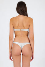 Laden Sie das Bild in den Galerie-Viewer, Model Back: Rio De Sol Unterteil Bottom Shimmer-White Nice-Fio
