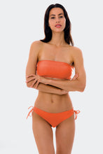 Laden Sie das Bild in den Galerie-Viewer, Model Front: Rio De Sol Oberteil Top Light-Peach Bandeau-Reto
