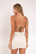 Laden Sie das Bild in den Galerie-Viewer, Model Back: Rio De Sol Strandrock Brisa-Offwhite Rubi Skirt
