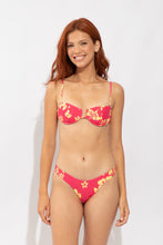 Laden Sie das Bild in den Galerie-Viewer, Model Front: Wednesday In Hawaii By Rio De Sol Oberteil Top Pua-Guava Shell
