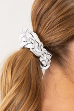 Laden Sie das Bild in den Galerie-Viewer, Image 03: Rio De Sol Haar-Accessoires Linea-White Scrunchie
