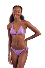 Laden Sie das Bild in den Galerie-Viewer, Model Front: Rio De Sol Unterteil Bottom Orchid Cheeky-Tie
