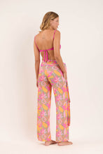 Laden Sie das Bild in den Galerie-Viewer, Model Back: Rio De Sol Strandhosen Lyla Pants Knot
