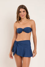 Laden Sie das Bild in den Galerie-Viewer, Model Front: Rio De Sol Strandrock Mini Skirt Navy
