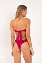 Laden Sie das Bild in den Galerie-Viewer, Model Back: Rio De Sol Set Set Shimmer-Desejo Mavi Nara
