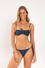 Laden Sie das Bild in den Galerie-Viewer, Model Front: Rio De Sol Oberteil Top Shimmer-Shark Balconet-Tie
