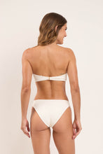 Laden Sie das Bild in den Galerie-Viewer, Model Back: Rio De Sol Set Set Sand-Chantilly Sara Essential-Comfy
