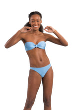 Laden Sie das Bild in den Galerie-Viewer, Image 08: Rio De Sol Set Set Shimmer-Baltic-Sea Bandeau-Joy Essential
