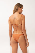 Laden Sie das Bild in den Galerie-Viewer, Model Back: Rio De Sol Unterteil Bottom Shimmer-Nocciola Lacinho
