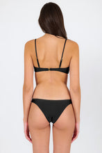 Laden Sie das Bild in den Galerie-Viewer, Model Back: Rio De Sol Set Set Shimmer-Black Bandeau-No Essential

