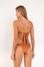 Laden Sie das Bild in den Galerie-Viewer, Model Back: Rio De Sol Unterteil Bottom Shimmer-Nocciola Leblon
