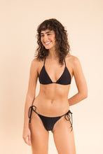 Laden Sie das Bild in den Galerie-Viewer, Model Front: Rio De Sol Unterteil Bottom Shimmer-Black Cheeky-Tie

