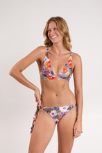 Laden Sie das Bild in den Galerie-Viewer, Model Front: Rio De Sol Oberteil Top Garden-Flower Alba
