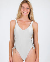 Laden Sie das Bild in den Galerie-Viewer, Gallery: Rio De Sol Badeanzug Shimmer-White Zoe
