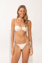 Laden Sie das Bild in den Galerie-Viewer, Model Front: Rio De Sol Unterteil Bottom Malibu-Natural Cheeky-Tie
