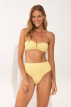 Laden Sie das Bild in den Galerie-Viewer, Model Front: Rio De Sol Unterteil Bottom Drift-Butterglow Hotpants
