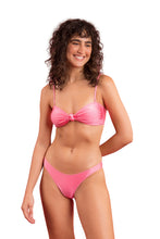 Laden Sie das Bild in den Galerie-Viewer, Model Front: Rio De Sol Set Set Shimmer-Confetti Bandeau-Joy Essential
