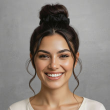 Laden Sie das Bild in den Galerie-Viewer, Model Front: Rio De Sol Haar-Accessoires Nero Scrunchie
