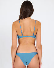 Laden Sie das Bild in den Galerie-Viewer, Image 06: Rio De Sol Set Set Shimmer-Baltic-Sea Bandeau-Knot Essential
