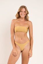 Laden Sie das Bild in den Galerie-Viewer, Model Front: Rio De Sol Set Set Fluity-Dourado Bandeau-Reto Essential
