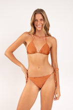 Laden Sie das Bild in den Galerie-Viewer, Model Front: Rio De Sol Oberteil Top Shimmer-Nocciola Frufru
