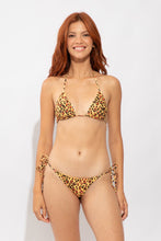 Laden Sie das Bild in den Galerie-Viewer, Model Front: Rio De Sol Unterteil Bottom Yellow-Feline Lacinho
