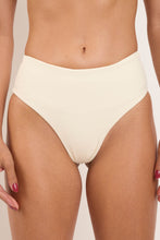 Laden Sie das Bild in den Galerie-Viewer, Gallery: Rio De Sol Unterteil Bottom Off-White Hotpants
