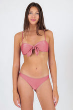 Laden Sie das Bild in den Galerie-Viewer, Model Front: Rio De Sol Set Set Shimmer-Confetti Bandeau-Knot Essential
