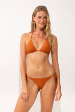 Laden Sie das Bild in den Galerie-Viewer, Model Front: Rio De Sol Set Set Ferrugo Tri-Inv Cheeky-Tie
